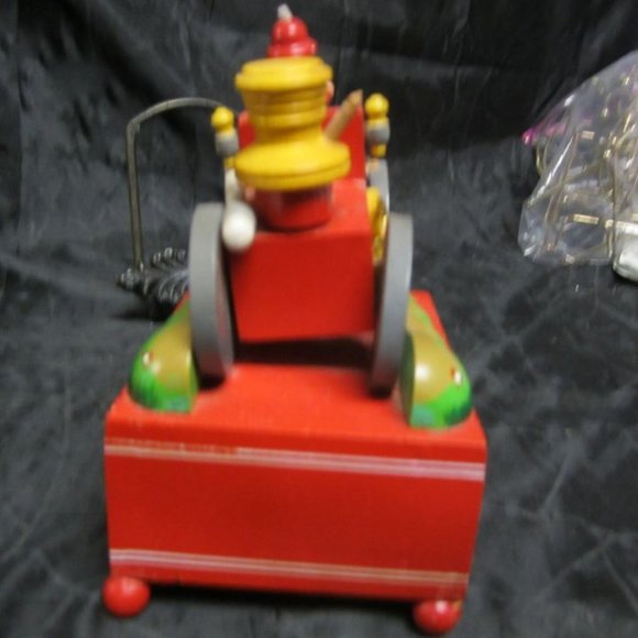 VINTAGE 1982 SCHMID COLLECTIBLE HANDCRAFTED WOODEN FIREPUMPER MUSIC BOX - Picture 5 of 8